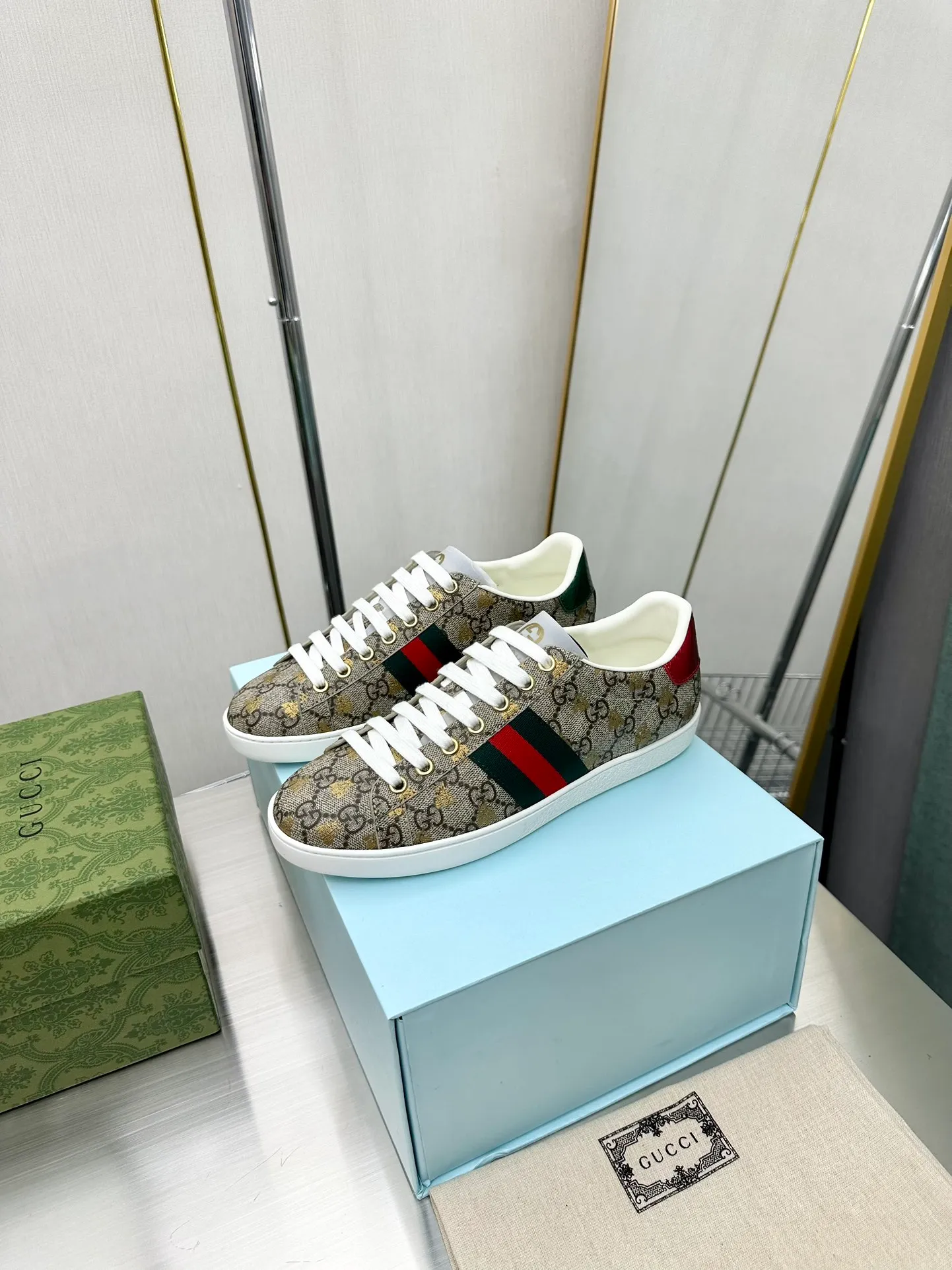 👟👟Ex-factory price 540👟👟 Men's size +10 Top version: Gucci G family classic Ace series Embroidery Little Bee White Shoes Couple Style Ribbon Love Casual Sports Shoes Sneakers Original Purchase Development Production This brand's classic low-top sports shoes interweave golden embroidered bees with red and green webbing. The bee is a classic element of the brand. It appeared in the Gucci ready-to-wear series in the 1970s. Exquisite packaging at the delivery counter🛍📦 ▪️Fabrics: Original custom imported first-layer cowhide ▪️Foots: Original custom cowhide lining ▪️Sole: Original open-molded rubber non-slip material ▪️Sole thickness: 2.5CM ▪️Size: Women's 34-41 (customized 34/41) ▪️Size: Men's 38-46 (38/46 customized)